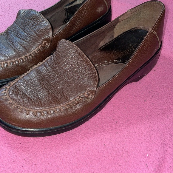 Ladies Brown leather Clark shoes the soles need to be replaced free w/ any order - Picture 4 of 10